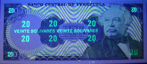 Pieza bbcv20bs-fb03-d8 (Anverso, bajo luz ultravioleta)