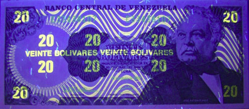 Pieza bbcv20bs-fe01-e8 (Anverso, bajo luz ultravioleta)